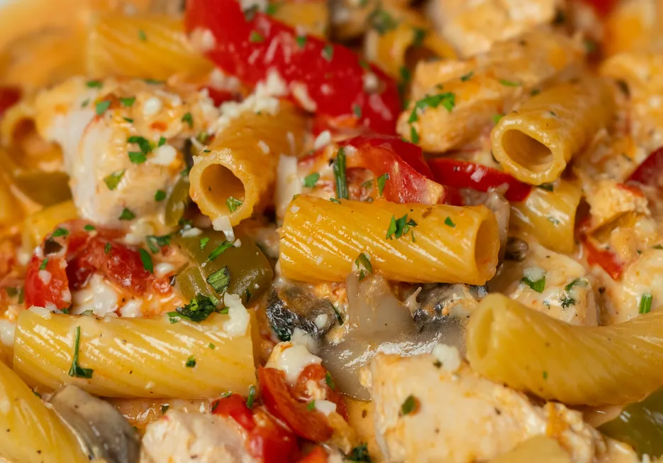 Rigatoni with cherry tomatoes, peppers and herbs